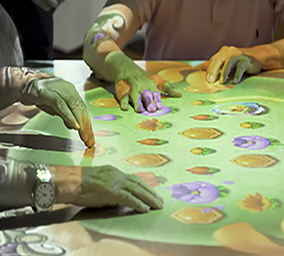 Seniors jugando con juegos interactivos proyectados por obie