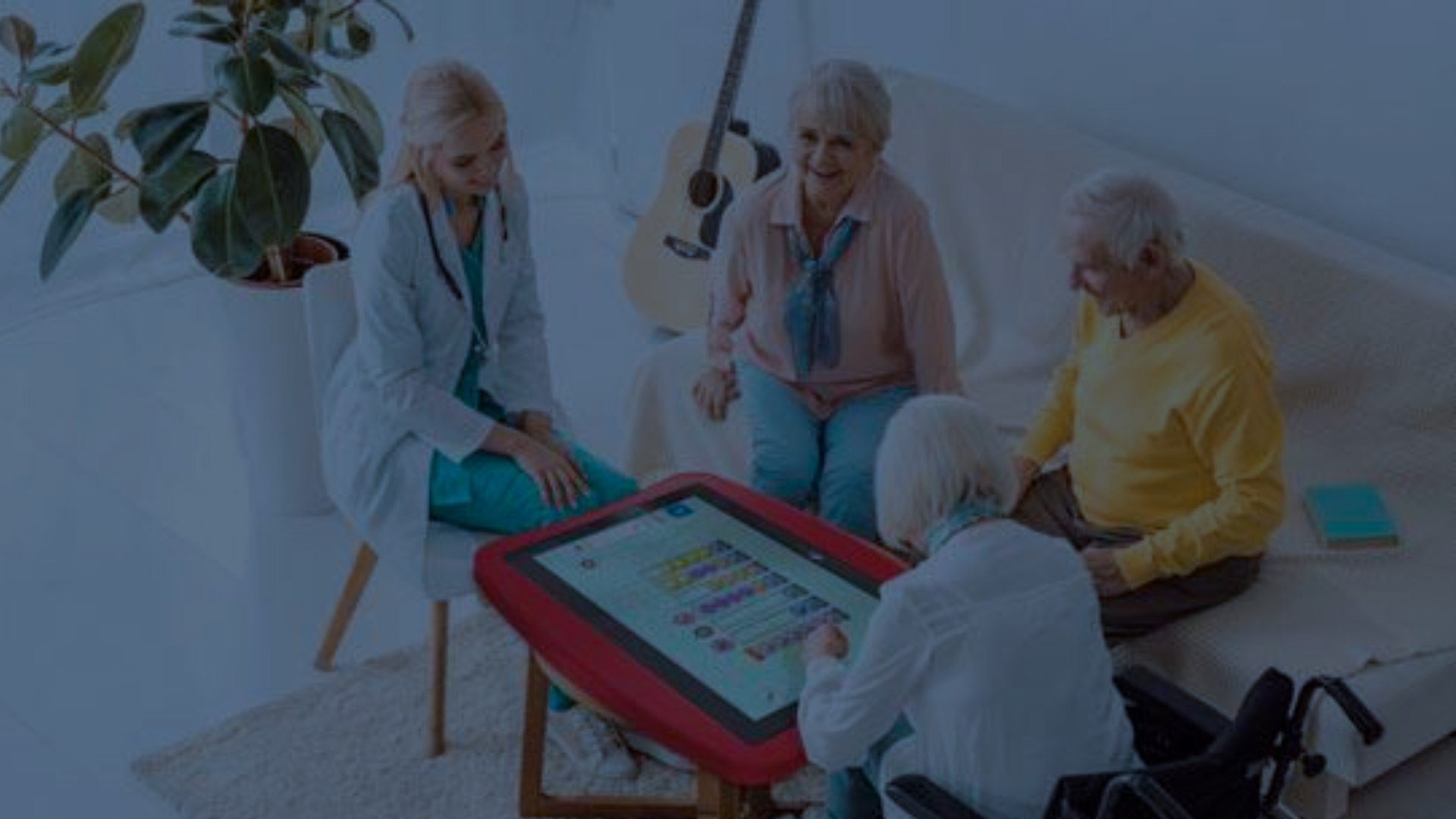 Personas senior con una enfermera jugando con senior pad en una residencia