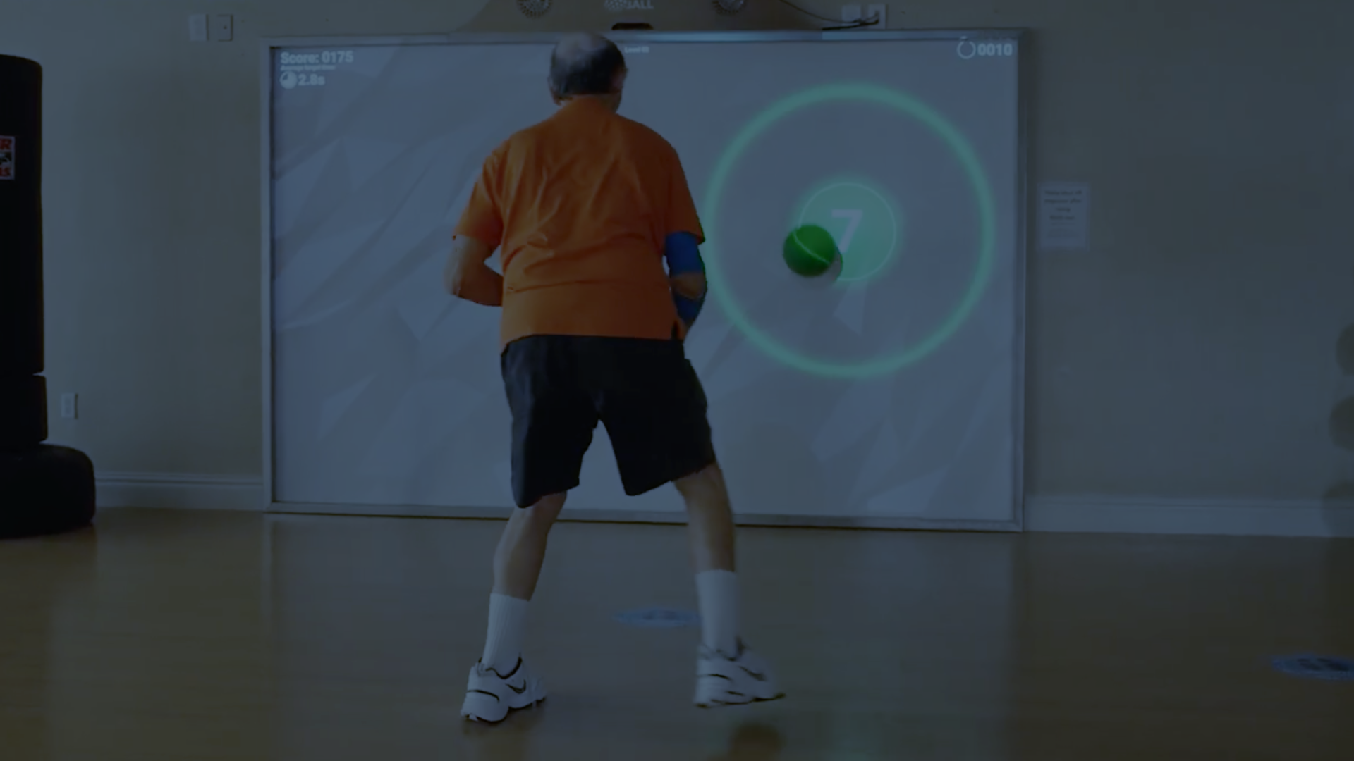 Persona sénior jugando a multiball