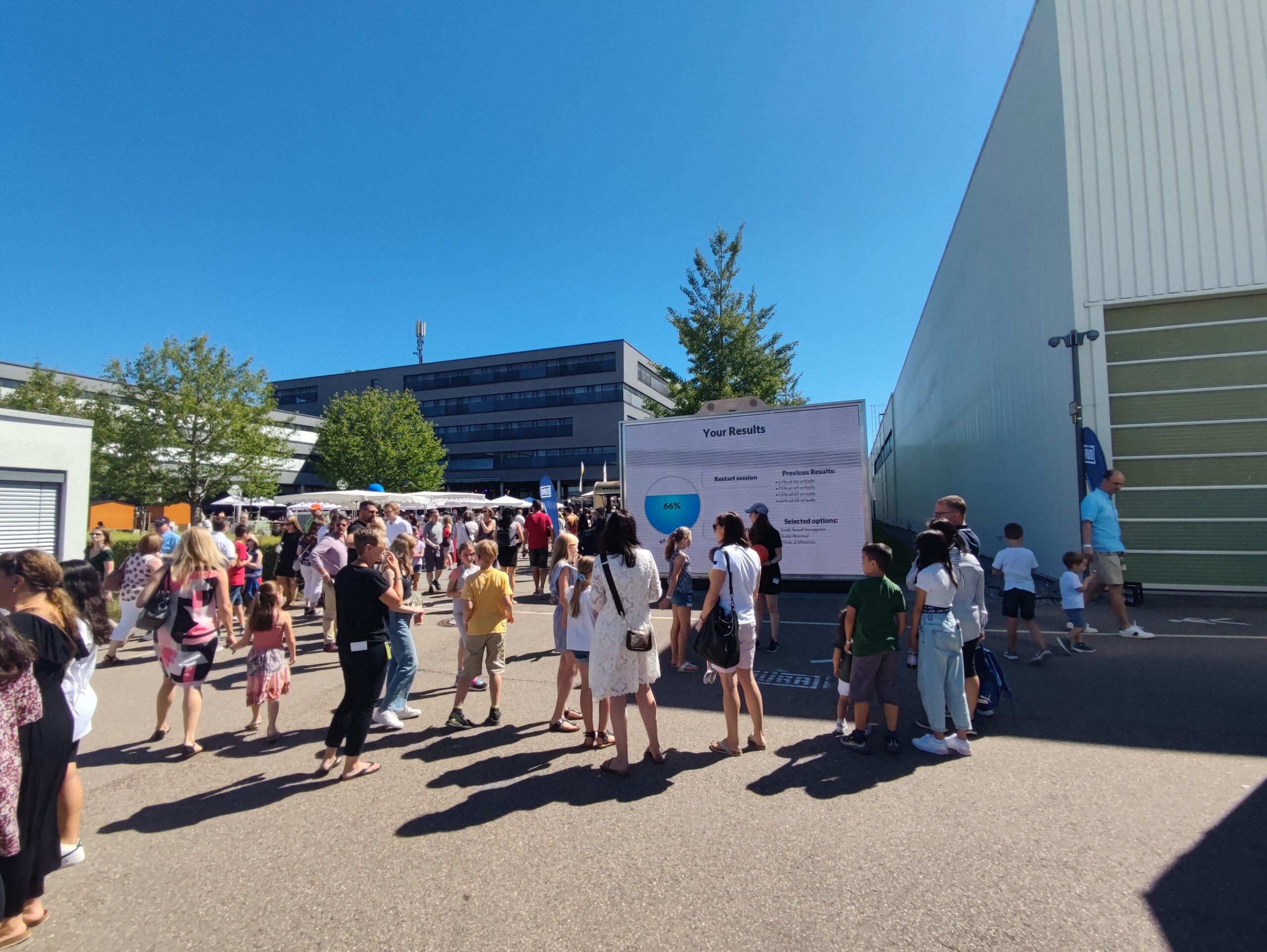 Personas en un evento de multiball en el exterior