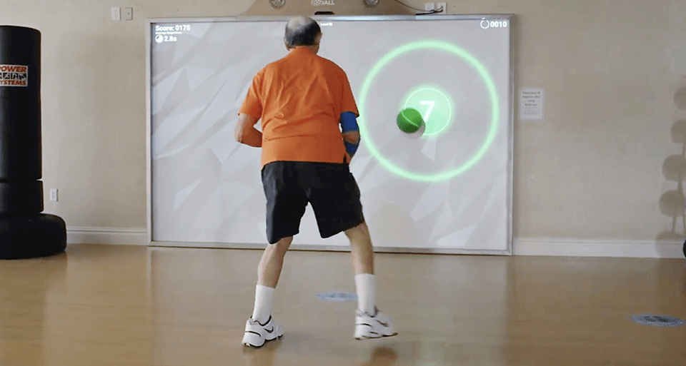Persona sénior jugando a multiball