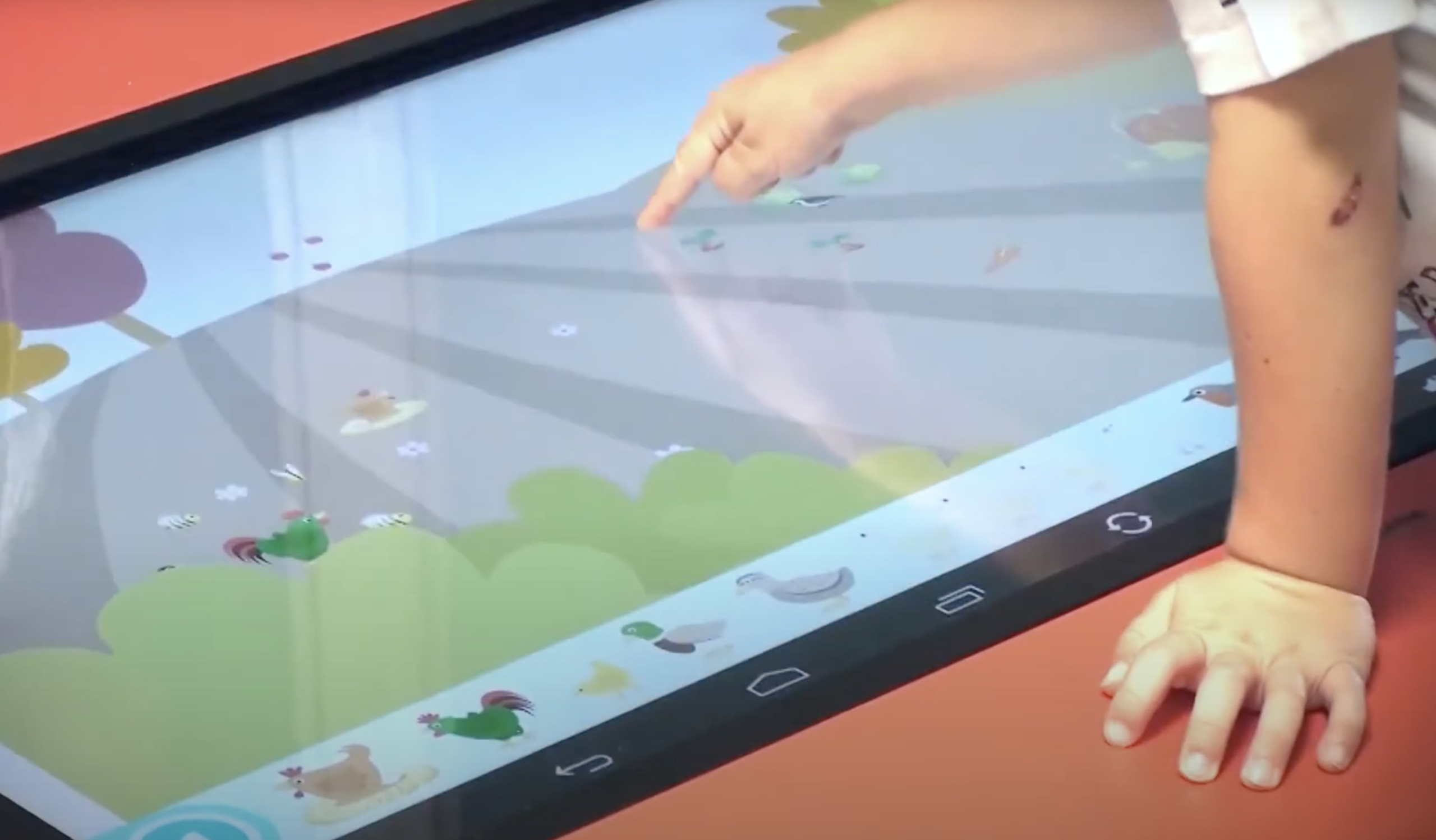 Personas mayores jugando con senior pad en una residencia